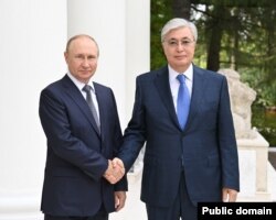 Президент Казахстана Касым-Жомарт Токаев и президент России Владимир Путин на встрече в Сочи. 19 августа 2022 года
