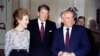 Ненсі Рейган, Рональд Рейган і Михайло Горбачов. Фото, яке засвідчує «кінець Холодної війни». Москва. 18 вересня 1990 року