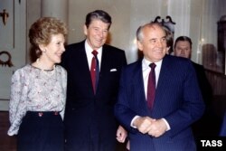 Ненсі Рейган, Рональд Рейган і Михайло Горбачов. Фото, яке засвідчує «кінець Холодної війни». Москва. 18 вересня 1990 року