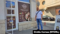 Plecat din Ucraina încă din 28 februarie, Vasilii Mihalco a deschis o mică afacere de delivery cu mâncare tradițională ucraineană, unde lucrează și refugiați. Cei mai mulți clienți sunt români.