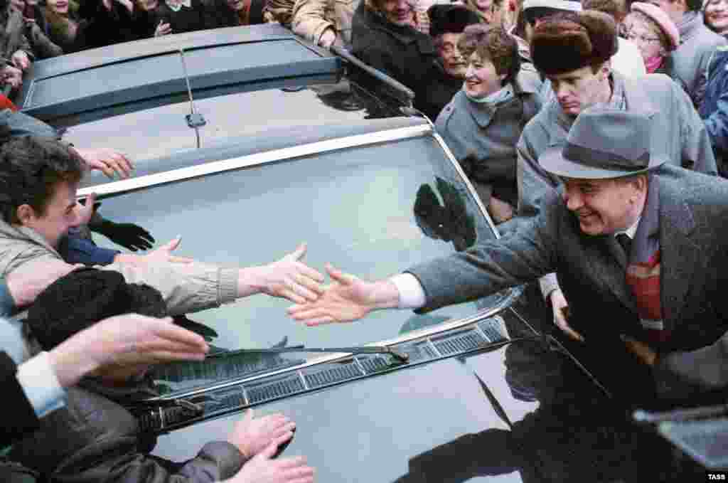 Gorbachev shakes hands with onlookers during an official visit to Vilnus, Lithuania, on January 30, 1991.