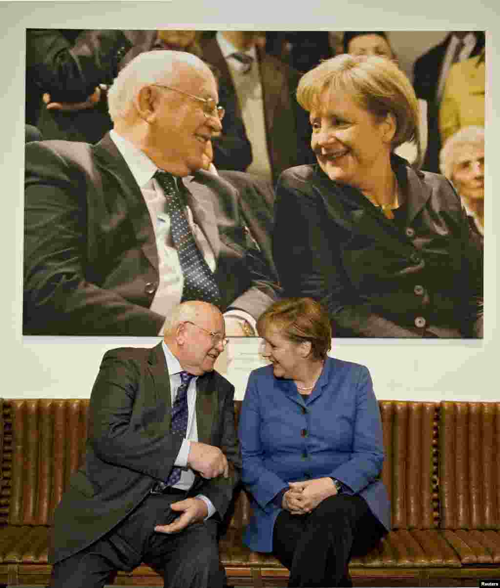 З канцлерам Нямеччыны Ангелай Мэркель на выставе ў Бэрліне 24 лютага 2011 году, прысьвечанай 80-годзьдзю Гарбачова. &nbsp;