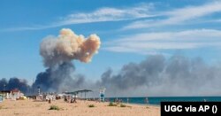 De pe o plajă din Crimeea s-a văzut, marți, 9 august, fumul provocat în urma exploziilor de la baza militară rusă Novofedorivka.