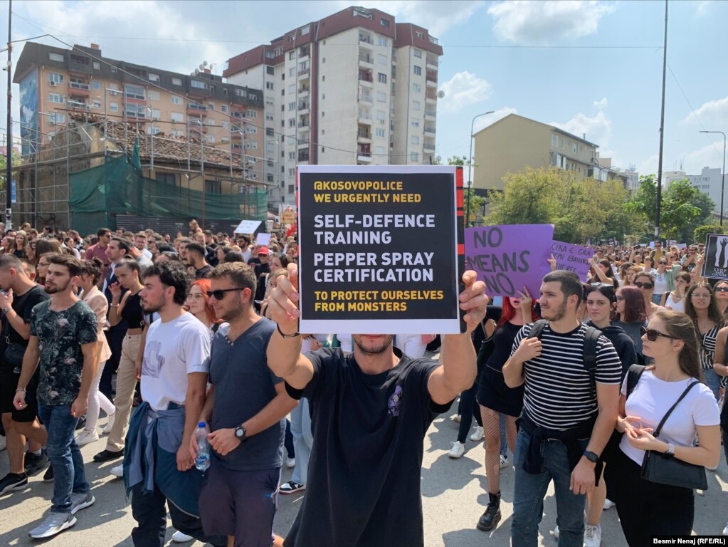 Sprej piperi dhe teknika tjera të vetëmbrojtjes u propozuan si masa për sigurinë e vajzave dhe grave në Kosovë, pas rastit të dhunimit të së miturës në Prishtinë.