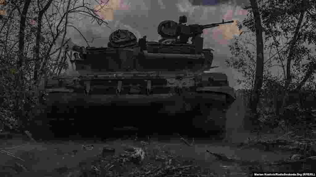 Збройні сили України наносять точний удар, накриваючи скупчення сил. Однак нерідко російська армія дає відповідь, тож танк не працює з одного місця, а завжди переміщується