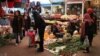 According to one leading expert, fruit consumption has decreased by 50 percent in Iran because of rising prices. (file photo)