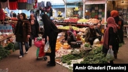 According to one leading expert, fruit consumption has decreased by 50 percent in Iran because of rising prices. (file photo)
