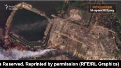 Imagini din satelit obținute pe 24 august de echipa de investigații a secției ucrainene de la Europa Liberă arată coloane de fum deasupra centralei de la Zaporojie.