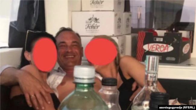 Pillanatkép a Borkai Zsolt győri polgármester 2018-as adriai hajós mulatozásáról készült videóból