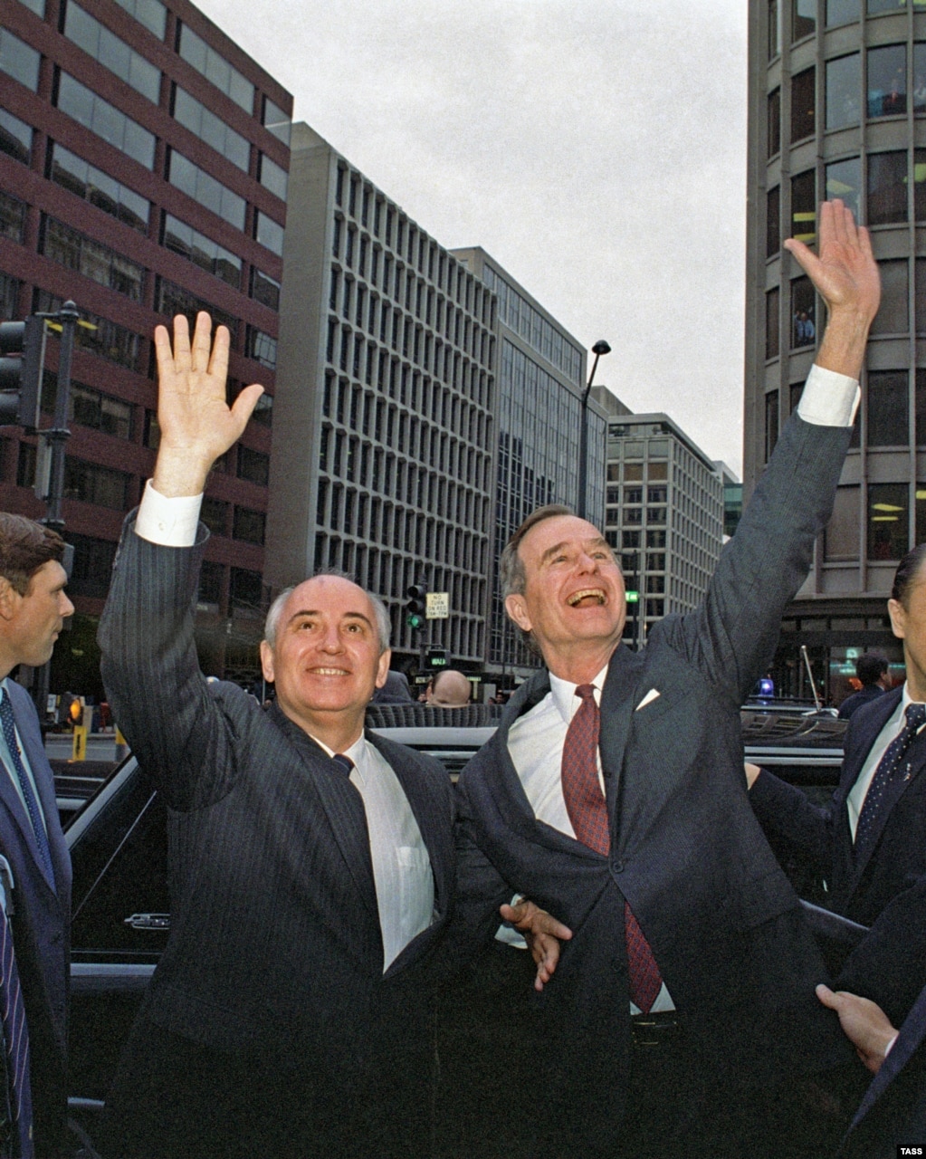 Михайло Горбачов і 43-й віцепрезидент США Джордж Буш вітають жителів Вашингтона, округ Колумбія, під час офіційного візиту Горбачова до США 10 грудня 1987 року