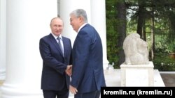 Президент Казахстана Касым-Жомарт Токаев (справа) и президент России Владимир Путин. Сочи, 19 августа 2022 года.