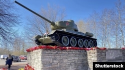 Engineers began removing a tank at one memorial in Narva early on August 16. (file photo)