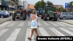 Poljoprivrednici u znak protesta traktorima blokirali ulicu Dr Zorana Đinđića u centru Kragujevca, 13. avgust 2022.