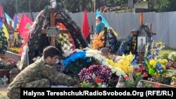 До могил загиблих українських військових прийшли їхні рідні 
