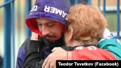  Бабата на Теодор го прегръща горда и щастлива след огромния триумф 