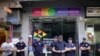 Полицијата го обезбедува српскиот ЛГБТ инфо центар за време на „Литија за спас на Србија“ во Белград, на 28 август 2022 година. (Илустративна фотографија.)