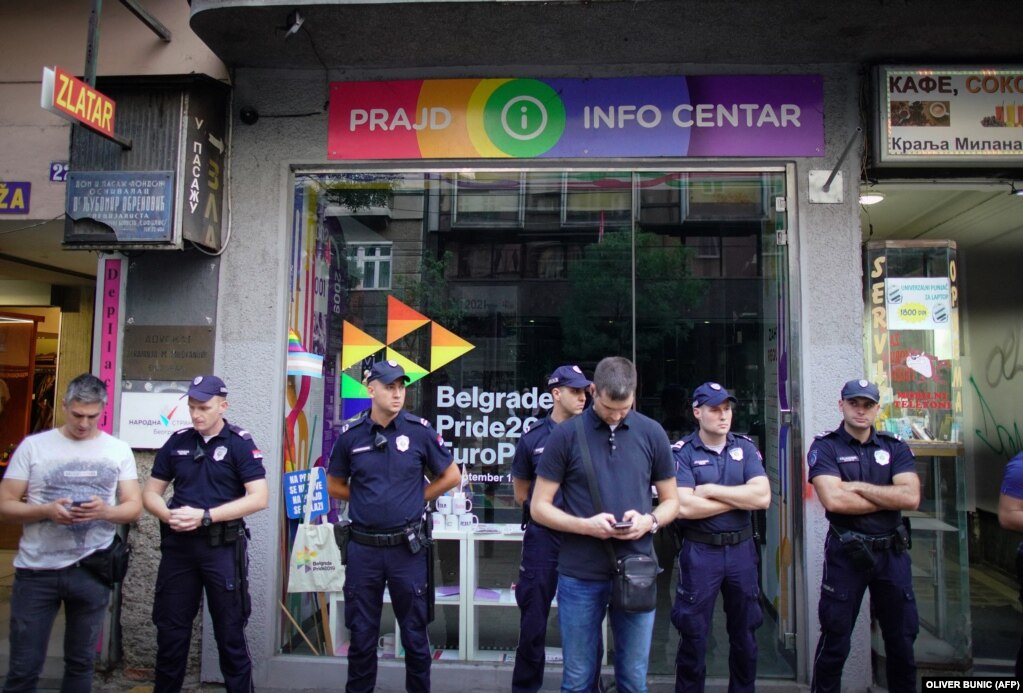 Policia duke siguruar një qendër informimi të komunitetit LGBT, gjatë marshit protestues në Beograd, më 28 gusht. Që nga viti 1992, një qytet i ndryshëm evropian e ka organizuar ngjarjen EuroPride.
