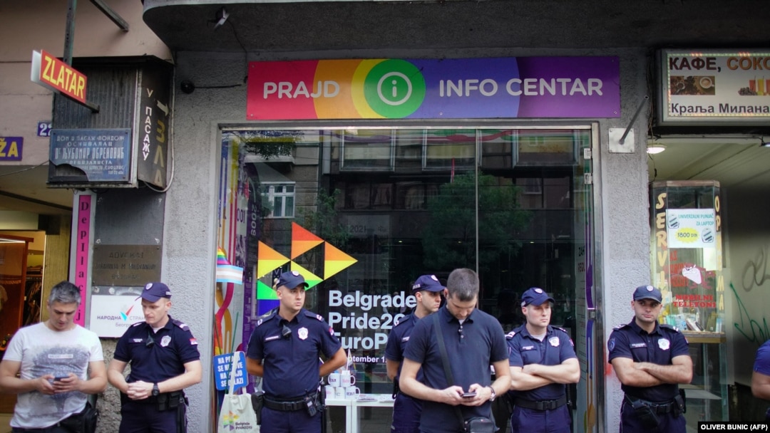 Полицијата го обезбедува српскиот ЛГБТ инфо центар за време на „Литија за спас на Србија“ во Белград, на 28 август 2022 година. (Илустративна фотографија.)
