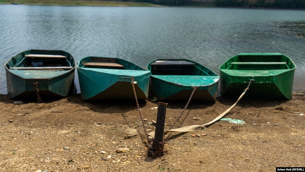 Katër varka në Liqenin e Batllavës, në Komunën e Podujevës. 
