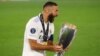Карим Бензема държи Суперкупата на Европа след победата на Реал Мадрид над Айнтрахт Франкфурт с 2:0, 10 август, 2022 г.