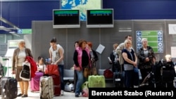 With air service barred by the EU on flights from Russia, most travelers are using Russia's land borders with Poland, Finland, and the Baltic states to travel to other EU countries. (file photo)