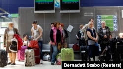 Pošto je EU zabranila vazdušni saobraćaj na letovima iz Rusije, većina putnika koristi ruske kopnene granice sa Poljskom, Finskom i baltičkim državama da putuju u druge zemlje EU.