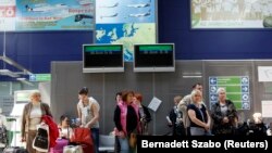 Me shërbimin ajror të ndaluar nga BE-ja për fluturimet nga Rusia, shumica e udhëtarëve po përdorin kufijtë tokësorë të Rusisë me Poloninë, Finlandën dhe Shtetet Baltike për të udhëtuar drejt vendeve të tjera të BE-së. 