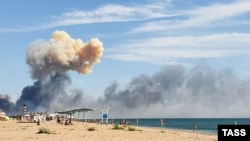 Вид на пляж поселка Новофедоровка вблизи города Саки, где на территории военного аэродрома произошли взрывы, 9 августа 2022 года
