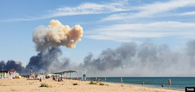Вигляд на пляж селища Новофедорівка поблизу міста Саки, де на території військового аеродрому сталися вибухи, 9 серпня 2022 року