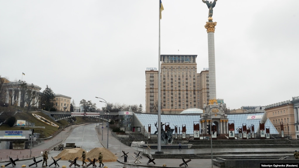 Kiev, 3 mars dhe 24 gusht. Në mars, ushtarët hapnin llogore dhe vendosnin barrikada në rrugët e Kievit. Në gusht u mbajt një ekspozitë në qiell të hapur e autoblindave të shkatërruara ruse.