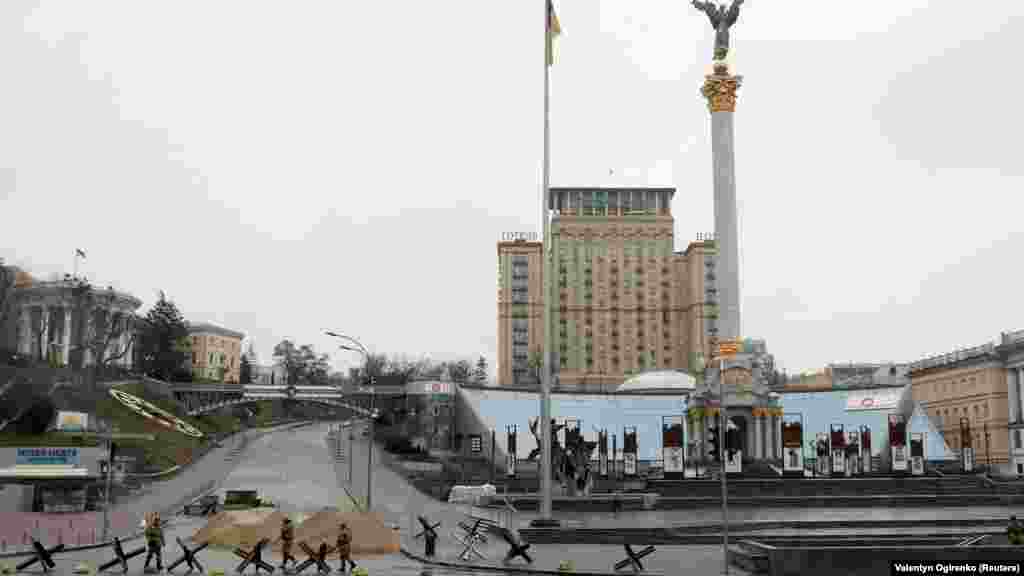 Kiev, 3 mars dhe 24 gusht. Në mars, ushtarët hapnin llogore dhe vendosnin barrikada në rrugët e Kievit. Në gusht u mbajt një ekspozitë në qiell të hapur e autoblindave të shkatërruara ruse.
