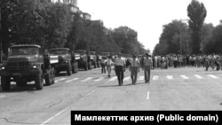 1938-жылы "улутчул, эл душманы" деген жалаа менен атылган 137 адамдын сөөгүн кайра жерге берүү. 1991-жыл. Бишкектин Эски аянты. Мамлекеттик архивдин сүрөтү.