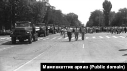 1938-жылы "улутчул, эл душманы" деген жалаа менен атылган 137 адамдын сөөгүн кайра жерге берүү. 1991-жыл, Бишкектин Эски аянты.