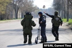 Utászok ellenőrzik az utcákat Harkivban