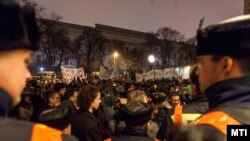 Középiskolás és egyetemista tiltakozók a Magyar Rádió épülete előtt, ahol a petíciójukat akarják átadni 2012. december 17-én