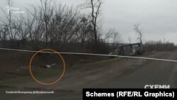 Відео, яке було зафільмоване на початку квітня, після звільнення Андріївки від російських солдатів. На ньому видно тіло на узбіччі та спалений мікроавтобус