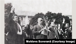 În fața mulțimii la Marea Adunare Naționala din 27 august 1991. De la stânga la dreapta: Mircea Snegur, Valeriu Matei, Vasile Nedelciuc, Alexandru Moșanu ș.a. (Moldova Suverană, 28 august 1991)