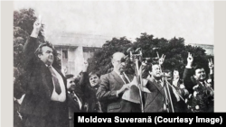 În fata mulțimii la Marea Adunare Naționala din 27 august 1991. De la stânga la dreapta: Mircea Snegur, Valeriu Matei, Vasile Nedelciuc, Alexandru Moșanu ș.a. (Moldova Suverană, 28 august 1991)