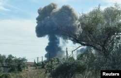 Дым над метом взрывов в Крыму, Новофедоровка, 9 августа 2022 года