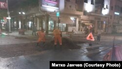 Расчистување на улиците по поплавите во Кавадарци