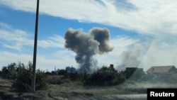 Архівне фото. Вигляд на селище Новофедорівка, Саки, де на території аеродрому сталися вибухи, 9 серпня 2022 року