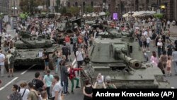 Уничтоженная российская военная техника на Крещатике в Киеве