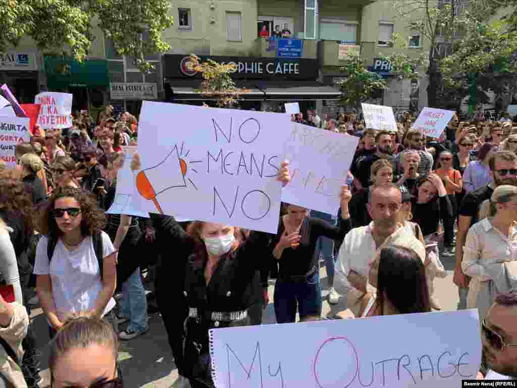 &quot;Jo do të thotë Jo&quot;, ishte një ndër pankartat gjatë protestës në Prishtinë kundër dhunës&nbsp;ndaj grave dhe vajzave.