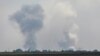 Pamje nga tymi që ngrihet pas një shpërthimi në fshatin Mayskoye në rrethin Dzhankoi, Krime, 16 gusht 2022.
