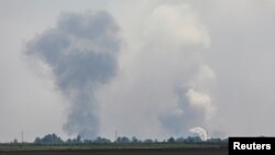 Pamje nga tymi që ngrihet pas një shpërthimi në fshatin Mayskoye në rrethin Dzhankoi, Krime, 16 gusht 2022.