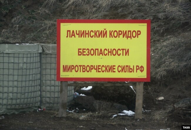 Дорожный знак российских миротворцев в Лачинском коридоре