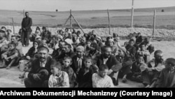 Prizonieri romi, într-un lagăr de muncă din Belzec, Polonia, în 1940. Lagărul avea să fie desființat la sfârșitul anului.