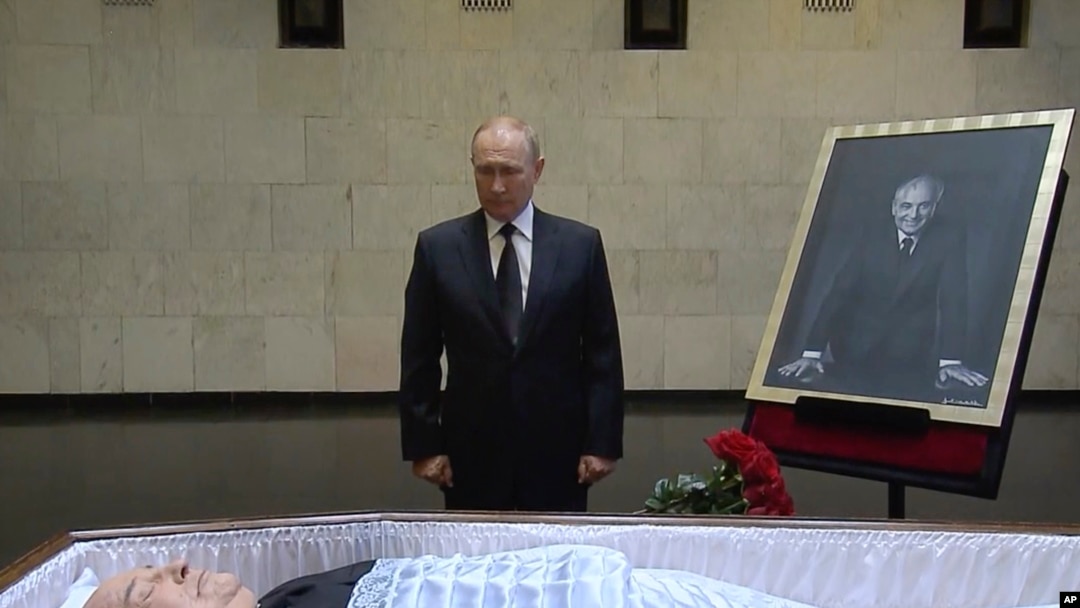 Говорителят на Кремъл каза, че Путин "се е отбил" в Централната клинична болница по-рано през деня, за да се сбогува с Горбачов