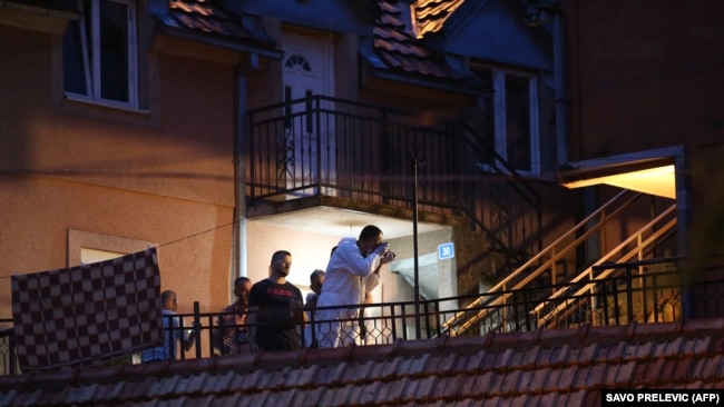 Pripadnici Hitne pomoći, policajci i istražitelji na mjestu pucnjave na Cetinju, u Crnoj Gori, 12. avgusta 2022.