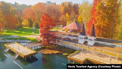 Fotografi promovuese që tregon Hevizin, një qytet SPA pothuajse 200 kilometra në jugperëndim të Budapestit. 9 gusht 2022.